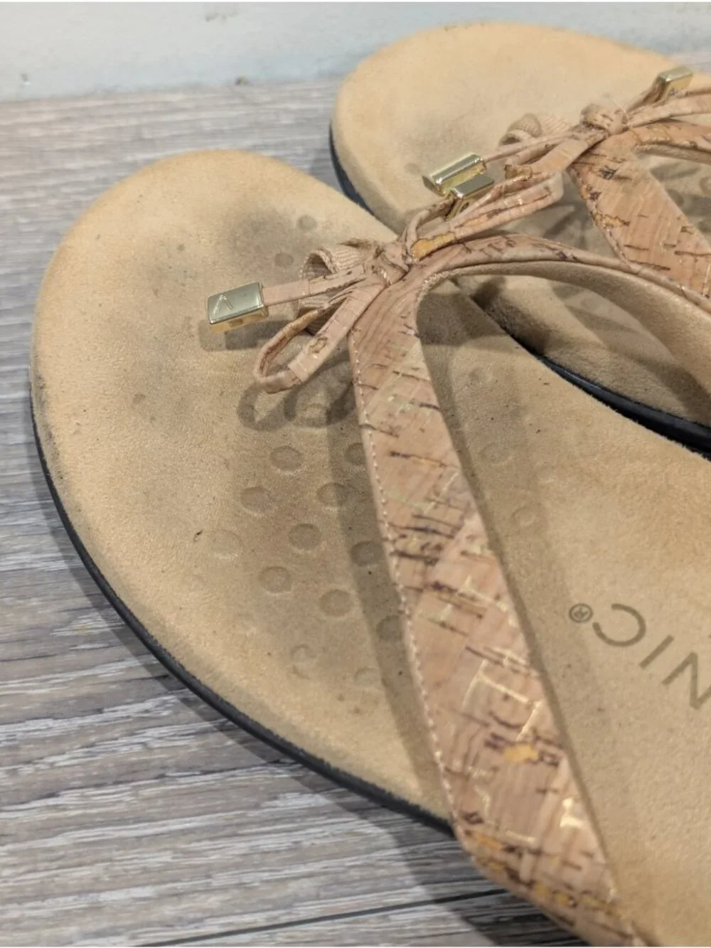 Vionic Bella II Gold Cork Toe-Post Flip Flop Sandals Womens 8.5 Orthotic Comfort